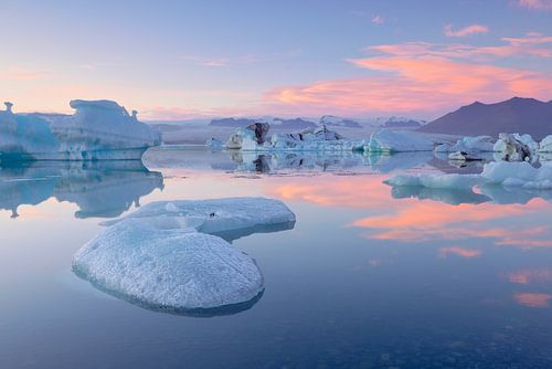 Ijsschotsen op het Jökulsarlon meer in IJsland tijdens de zonso