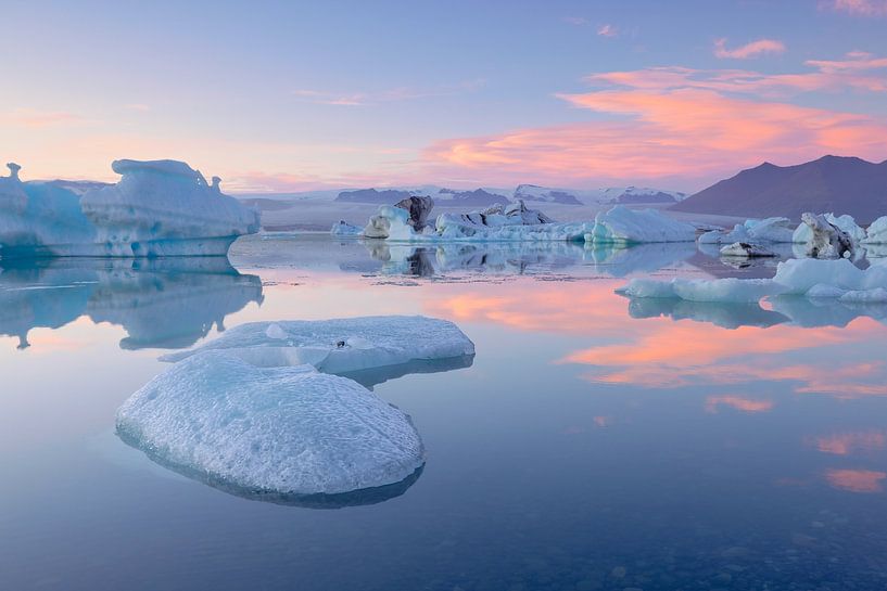 Ijsschotsen op het Jökulsarlon meer in IJsland tijdens de zonso van Bas Meelker