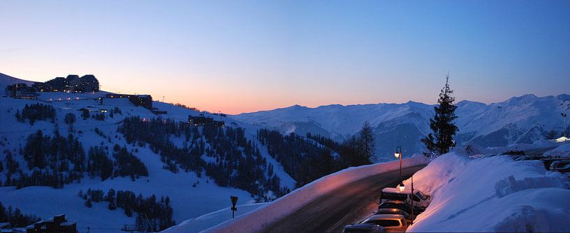 Zonsondergang op wintersport bij La Plagne - Savoie, Frankrijk van Be More Outdoor