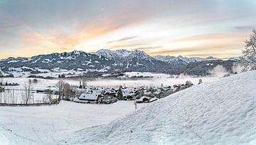 Winterstimmung zum Sonnenaufgang bei Bolsterlang von Leo Schindzielorz