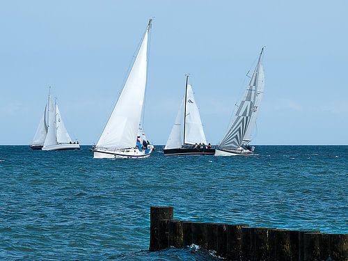 Segelboote kreuzen vor der Bune