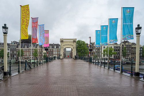 De Magere brug in de regen.