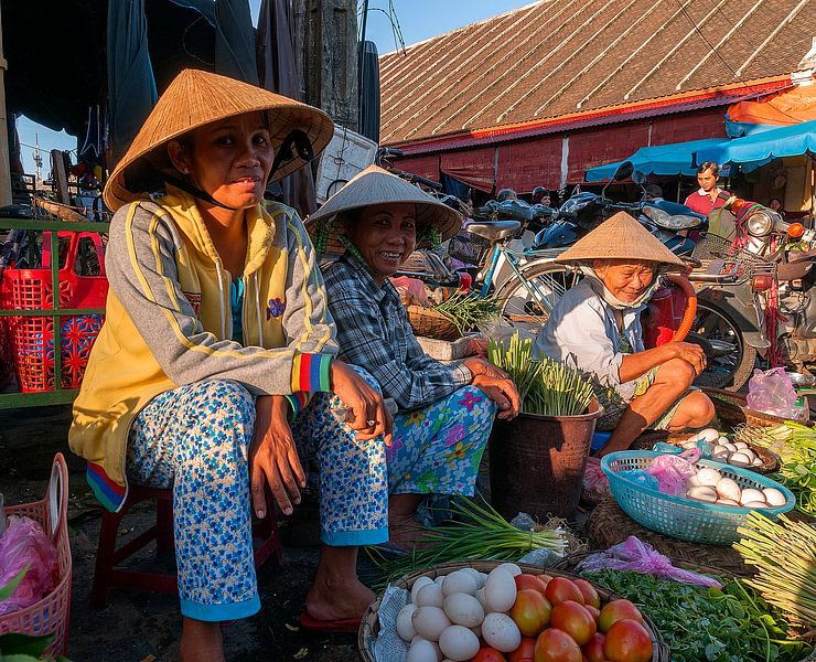 Vietnam: Marktkoopvrouw (Hội An) by Maarten Verhees