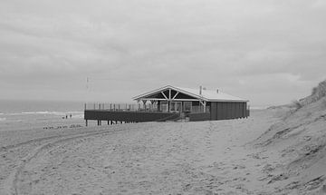 Strandpaviljoen in Zeeland van Jose Lok