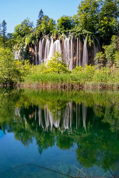 Schitterende waterval in Plitvice kroatie van Kevin Pluk