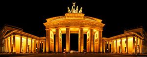 Panorama Brandenburger Tor Berlin bei Nacht. von Gijs de Kruijf