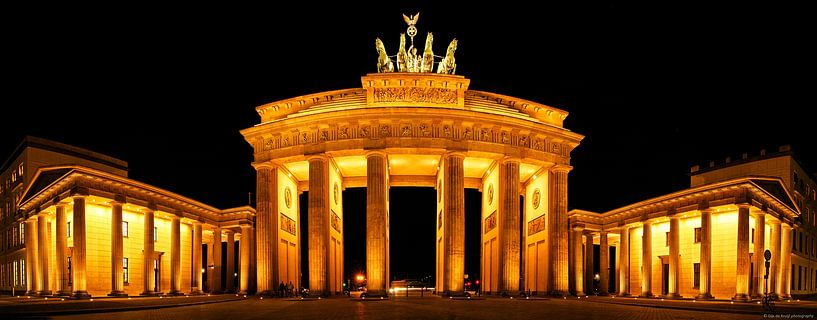 Panorama Brandenburger Tor Berlin bei Nacht. von Gijs de Kruijf