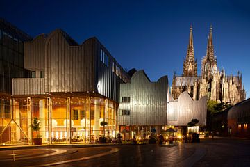 Kölner Dom und Philharmonie bei Abenddämmerung, Köln