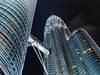 Petronas Towers in Kuala Lumpur bei Nacht von Shanti Hesse Miniaturansicht