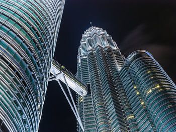 Petronas Towers in Kuala Lumpur bei Nacht