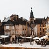 Standbeeld uitkijkend over een plein in Sarlat-la-Canéda van Collin Arts