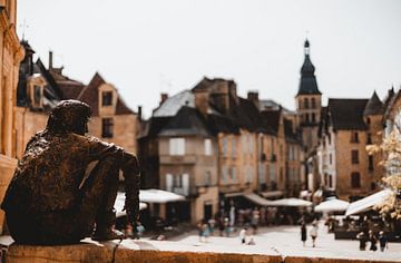 Statue overlooking a square in Sarlat-la-Canéda by Collin Arts