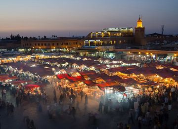 Sfeervolle avondmarkt van Jemaa El Fna in Marrakesh | Reisfotografie Marokko van Teun Janssen
