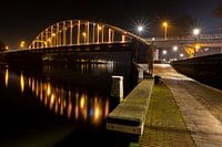 Pont de Deventer sur l'IJssel de couleur orange à Deventer