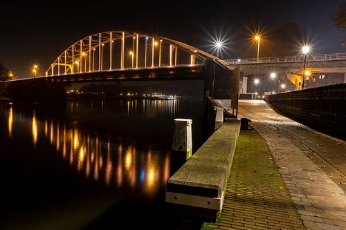 Brug bij Deventer over de IJssel in oranje kleur