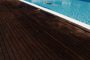 Relaxen in het zwembad: Laat alle zorgen varen. van Paul Teixeira
