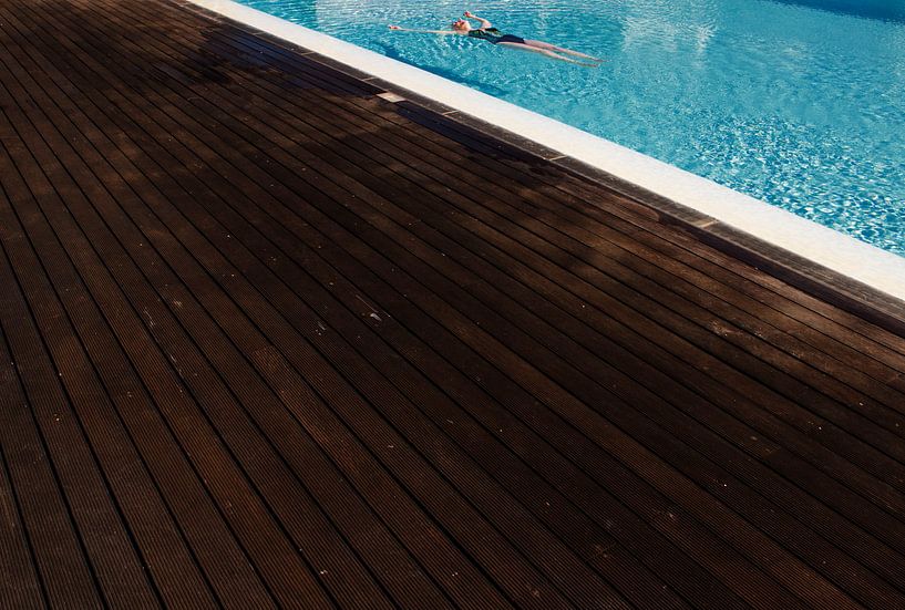 Relaxen in het zwembad: Laat alle zorgen varen. by Paul Teixeira