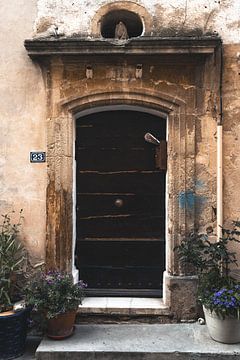 Eine französische Haustür in der Provence von Fenna Duin-Huizing