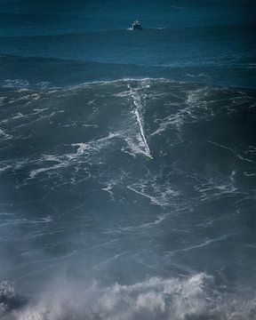 Nazaré surfen von Dayenne van Peperstraten