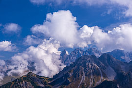 Wolken boven Trettach en Mädelegabel van Walter G. Allgöwer