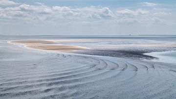 Waddenzee met zandplaat met ronde golven