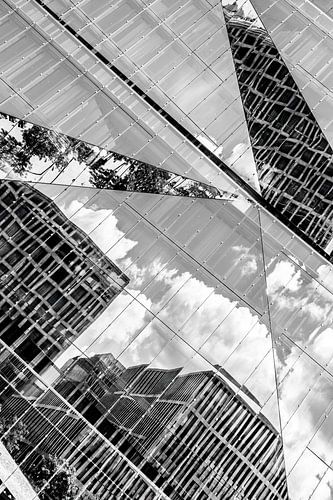 Spiegeling in de 3XN Kubus Berlijn - zwart-wit