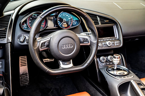 Audi R8 V10 Plus sportwagen interieur