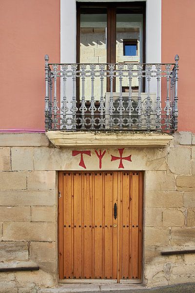 Balkon en tekens in Torres del Rio, La Rioja van Ton Van Zeijl