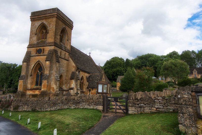 Een scheve kerk in Engeland. van Rijk van de Kaa