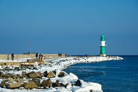 Die Mole in Warnemünde im Winter von Rico Ködder