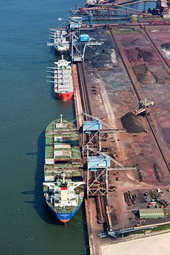 Luchtfoto ADM te Rotterdamse haven van Anton de Zeeuw