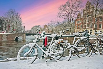 Schneebedecktes Amsterdam in den Niederlanden bei Sonnenuntergang von Eye on You