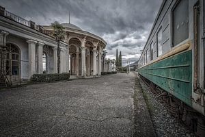 Op een verlaten treinstation van Maikel Brands