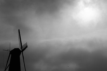 Molen | Een prachtig silhouet van een molen in een dreigende lucht van Wil Vervenne