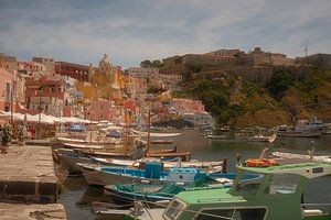 Der pastellfarbene Hafen von Procida