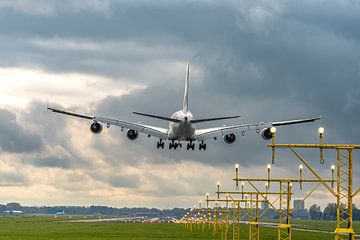 Emirates Airbus A380 landt op de Polderbaan. van Jaap van den Berg