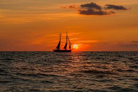 Sailboat to sunset by Wilco Bos