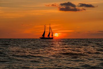 Zeilboot naar zonsondergang van Wilco Bos