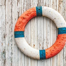 Alte Rettungsboje an einer Holzwand. von Ron van der Stappen