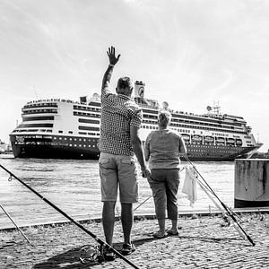 Cruise ship departing
