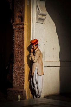 Gardien de porte dans un fort au Rajastan - Inde sur Marion Raaijmakers