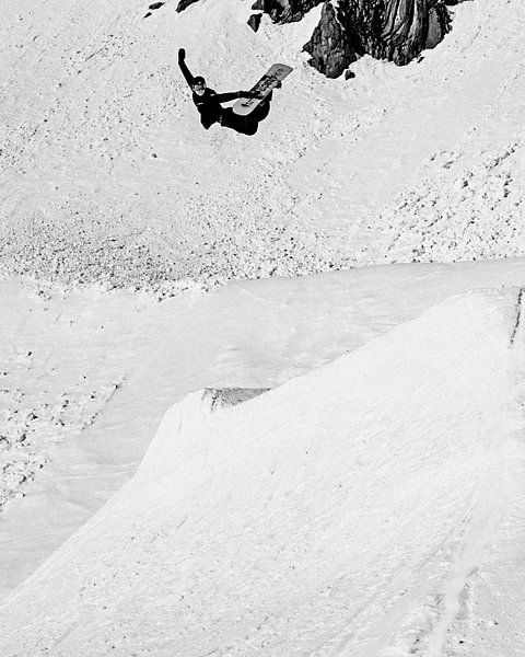 Methode Grab Schwarz-Weiß-Foto-Snowboarder von Hidde Hageman