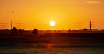 Coucher de soleil dans le polder sur Peter Bartelings