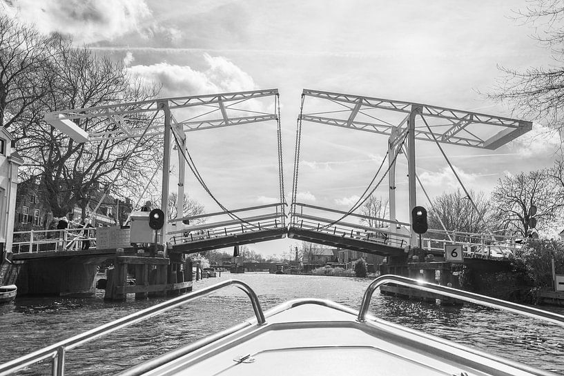 Open brug over de Vecht (zwart wit) van Kaj Hendriks