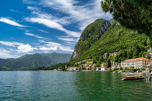 Uitzicht over het Comomeer bij Menaggio in Italië