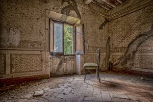 Chaise isolée devant la fenêtre (urbex) sur Jaco Verheul