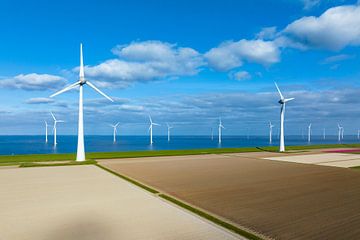 Windturbines op een dijk en voor de kust tijdens de lente van Sjoerd van der Wal Fotografie