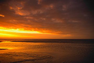 Coucher de soleil sur la plage de Schiermonnikoog en fin de journée sur Sjoerd van der Wal Photographie