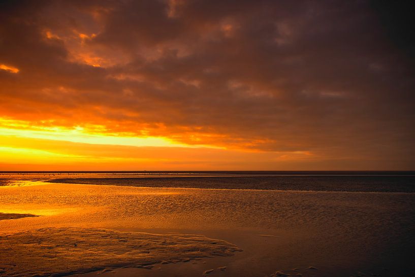 Sonnenuntergang am Strand von Schiermonnikoog am Ende des Tages von Sjoerd van der Wal Fotografie