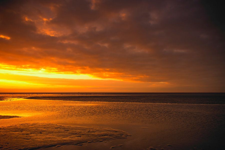 Zonsondergang op het strand van Schiermonnikoog aan het eind van de dag